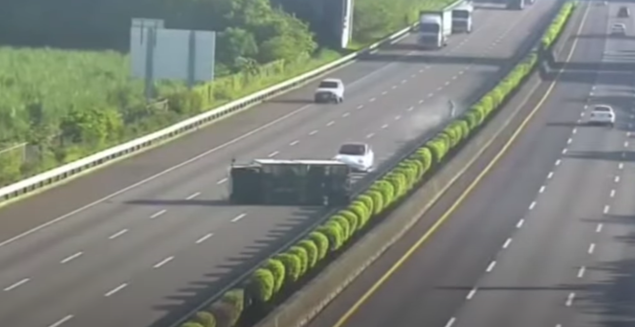 Un tesla se estrella contra un camión en Taiwán. Foto: captura de pantalla de YouTube las cámaras de la autopista. 