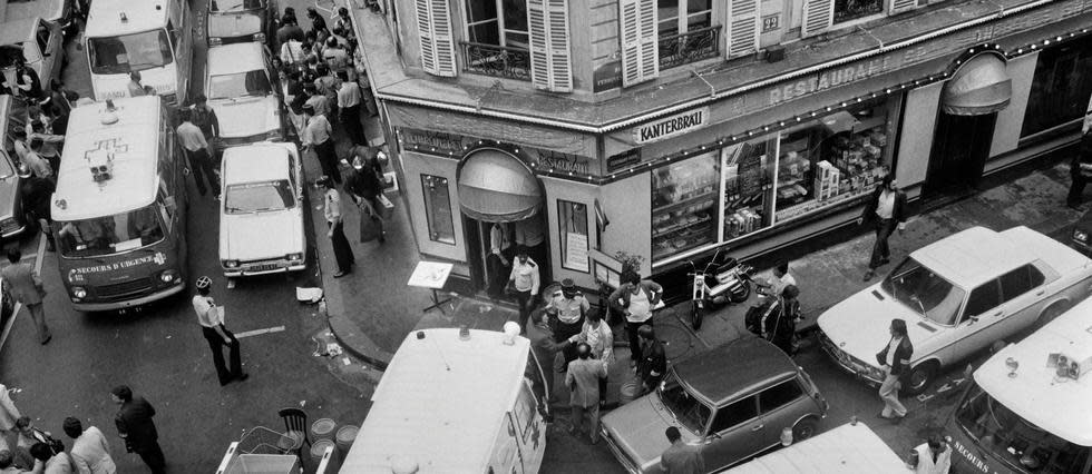 Les sauveteurs, devant le restaurant Jo Goldenberg, le 9 août 1982.
