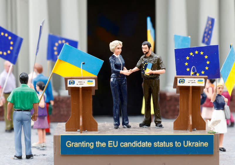 Miniature models depict EU Commission President and Ukraine's President in The "Mini-Europe" theme park in Brussels