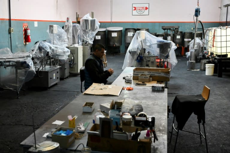 Un employé de l'usine Tintas Opalo à Sarandi, dans la province de Buenos Aires, en Argentine, le 17 avril 2024 (LUIS ROBAYO)