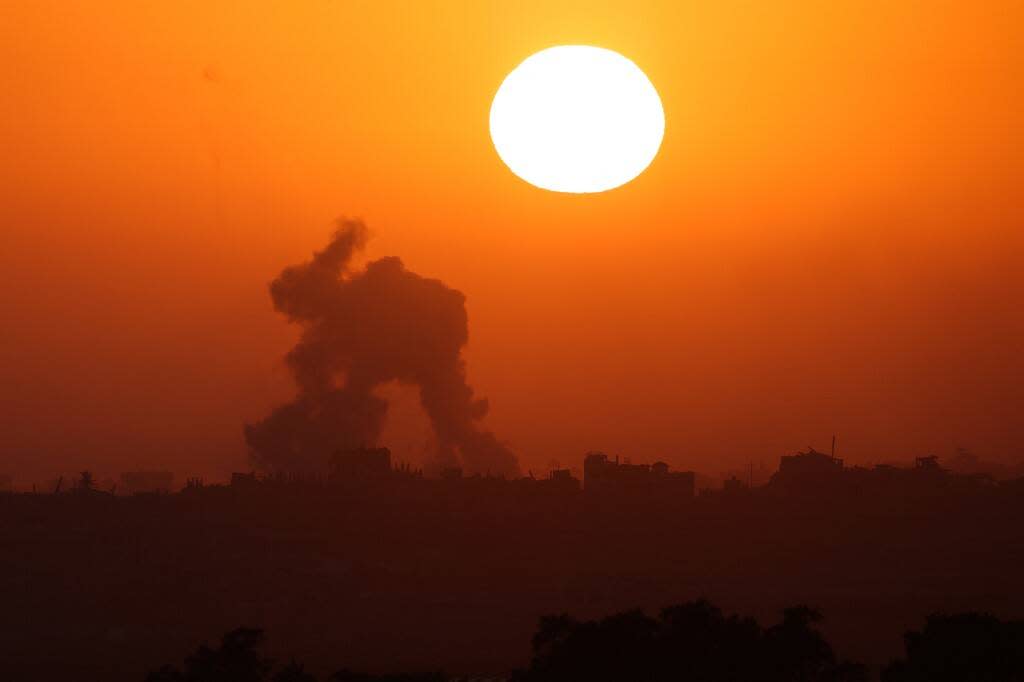 Cette photo prise à la frontière sud d’Israël avec la bande de Gaza montre des volutes de fumée dans le territoire palestinien au coucher du soleil après un bombardement israélien, le 2 juin 2024.