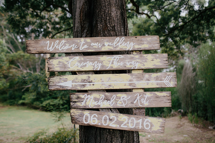 ¿Qué es una boda hipster? Es un estilo de celebrar alternativo, que se aleja de las corrientes culturales predominantes. Estas fiestas suelen hacerse la aire libre, en graneros, en campos de trigo, en fábricas de pan abandonadas. Todo con una decoración retro, pero muy elegante. 