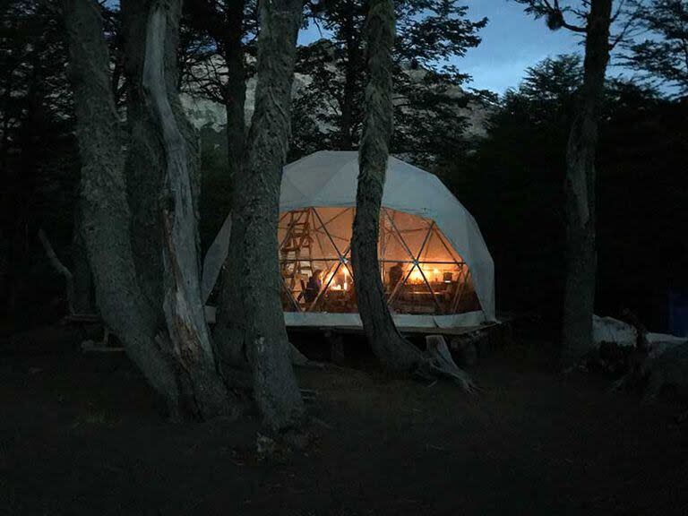 Una de las opciones para pernoctar en la zona de Bariloche cuando se practica trekking es en los domos del Refugio Ilón