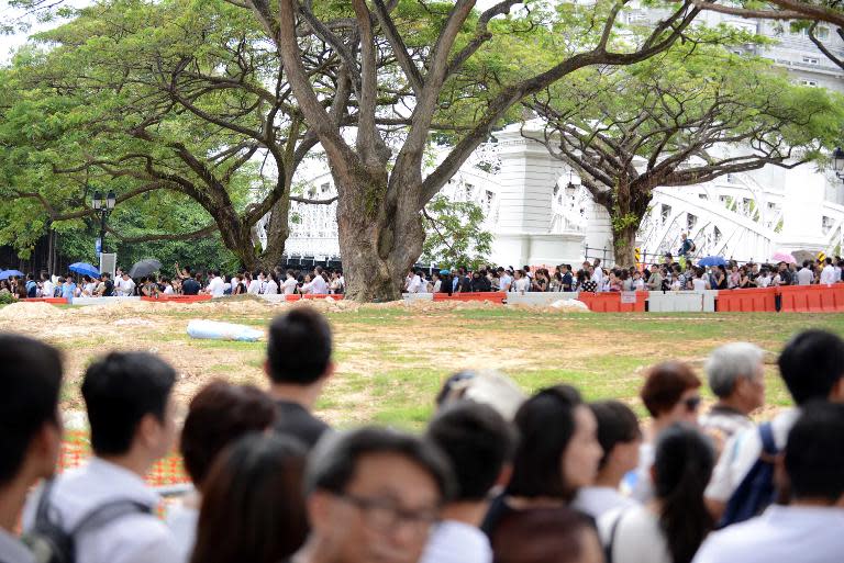 Members of the public queue up to pay their respects to the late former prime minister Lee Kuan Yew lying in state at Parliament House in Singapore on March 27, 2015