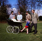 <p>1964 年，女王一家六口合照。 (Getty Images)</p> 