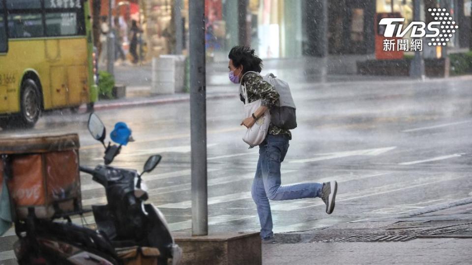 明日鋒面由北往南通過台灣，各地降雨機率仍高。（圖／葉志明攝）