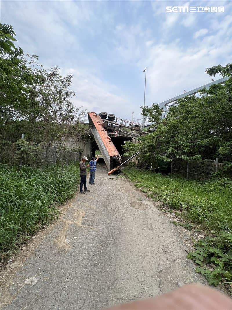 國4神岡交流道附近，發生砂石車翻覆意外，砂石車衝落邊坡，司機昏迷送醫。（圖／翻攝畫面）