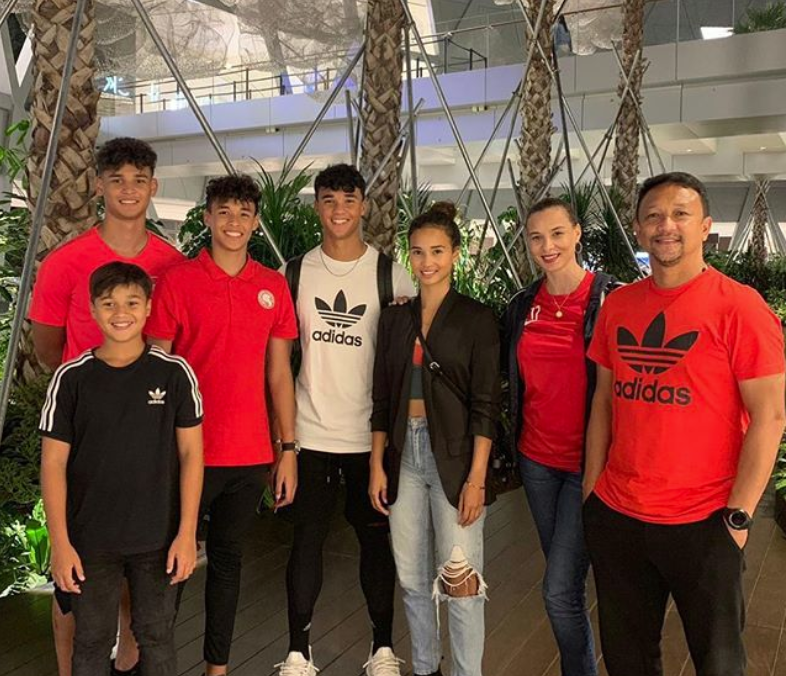 Fandi Ahmad and wife Wendy Jacobs (on right) with their children: (from left to right) Irfan, Iryan (in black), Ilhan, Ikhsan and Iman. (PHOTO: Wendy Jacobs/Instagram)