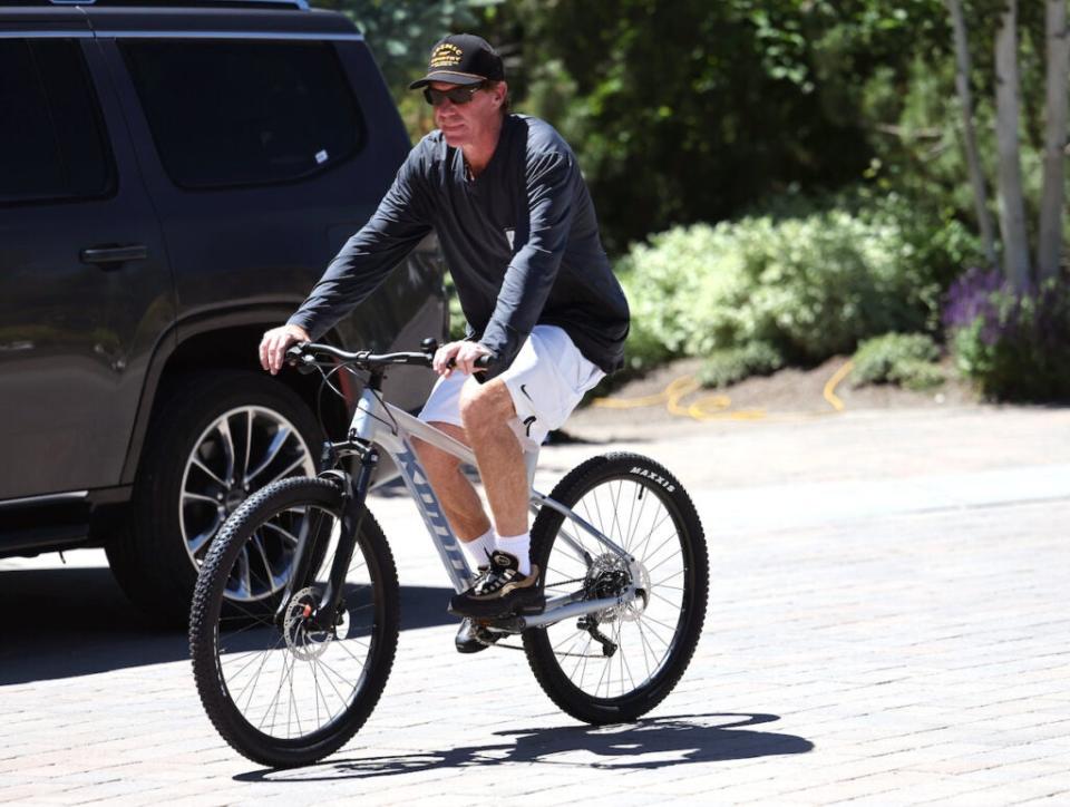 Double E Pictures founder and CEO Eric Eisner bikes Sun Valley (Getty Images)