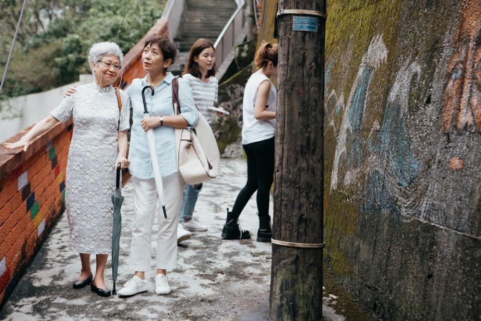 影后鮑起靜與花系列女星飾演母女 躺在「媽媽」身邊止不住眼淚