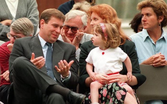 Sarah Ferguson y el príncipe Andrés con su hija 