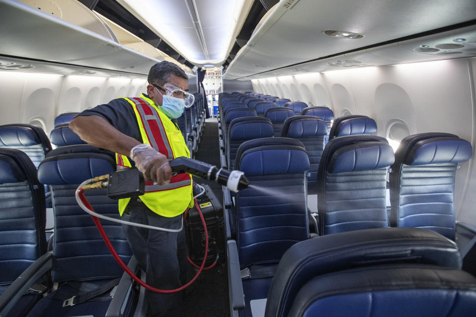 Un empleado desinfecta el interior de un avión de United Airlines. (Mel Melcon / Los Angeles Times via Getty Images)