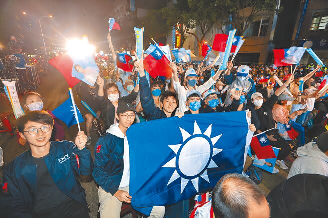 九合一大選開票，國民黨台北市長候選人蔣萬安競選總部湧入許多民眾到場加油，隨著票數領先，支持者不停手足舞蹈。（陳信翰攝）
