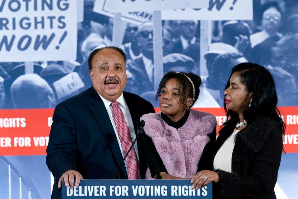 Martin Luther King III, acompañado por su hija Yolanda Reneee King y su esposa Andrea Waters King habla durante una conferencia de prensa en Washington, el lunes 17 de enero de 2022 (AP)