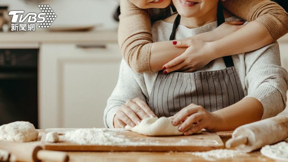 體貼的射手座總時能察覺婆婆的需求。（示意圖／shutterstock達志影像）