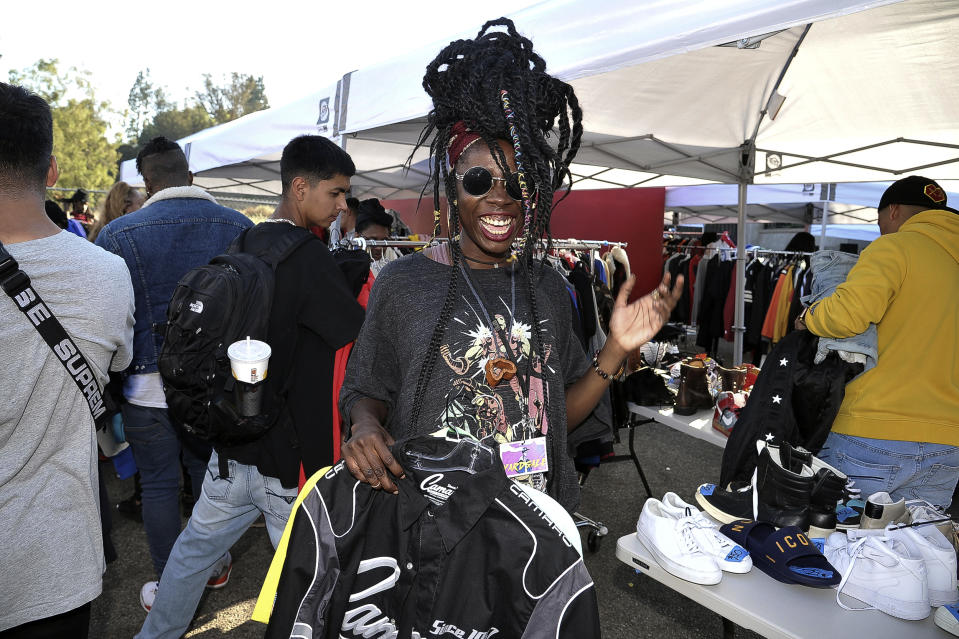 Lyric Michelle, de Los Angeles, compra en la venta de garaje de Chris Brown, en la casa del cantante en el barrio de Tarzana del Valle de San Fernando, el miércoles 6 de noviembre del 2019 en Los Angeles. (Foto por Richard Shotwell/Invision/AP)