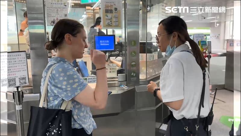 外籍女乘客見義勇為和眾人一起壓制嫌犯。（圖／翻攝畫面）