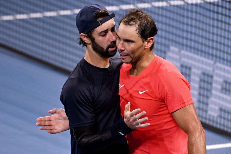 El saludo con el australiano Jordan Thompson, tras el encuentro en el que Rafael Nadal quedó eliminado del torneo de Brisbane