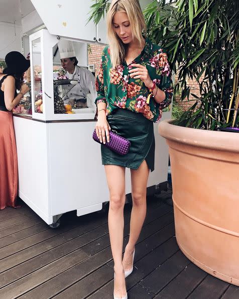 <p>Die ehemalige GNTM-Teilnehmerin Mandy Bork punktet bei einem Event in Berlin mit einer sexy Kombination aus grünem Mini-Rock und farblich abgestimmter Bluse. Besonderer Hingucker: Die lila Clutch von Bottega Veneta! (Foto: Instagram.com/Mandy Bork) </p>