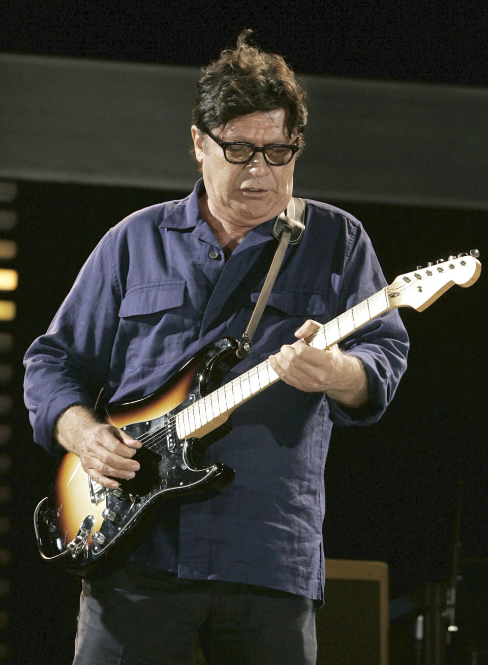 ARCHIVO -Robbie Robertson se presenta en el Crossroads Guitar Festival en Chicago, el sábado 28 de julio de 2007. Robertson, el guitarrista principal y compositor de The Band, cuyos clásicos incluyen "The Weight", "Up on Cripple Creek" y "The Night They Drove Old Dixie Down", ha muerto a los 80 años según un comunicado de su manager. (Foto AP/Charles Rex Arbogast, archivo)