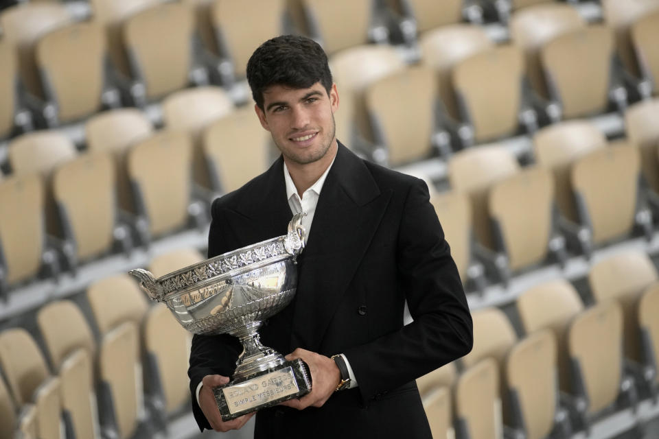 Carlos Alcaraz con el trofeo de campeón del Abierto de Francia, el lunes 10 de junio de 2024. (AP Foto/Christophe Ena)