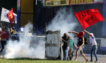 Demonstrators clash with riot police officers during a protest against President Michel Temer and the latest corruption scandal to hit the country, in Brasilia, Brazil, May 24, 2017. REUTERS/Paulo Whitaker