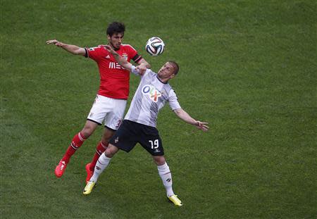 Benfica's Andre Gomes (L) challenges Olhanense's Federico Dionisi during their Portuguese Premier League soccer match at Luz stadium in Lisbon April 20, 2014. REUTERS/Rafael Marchante