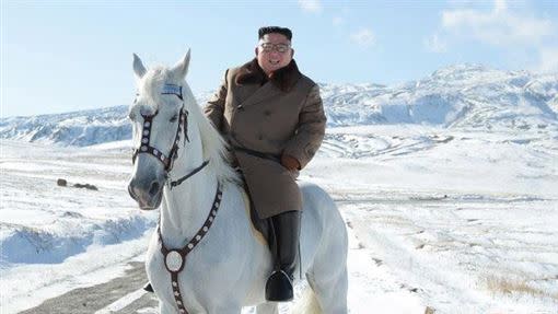 金正恩之前騎白馬在白頭山。（資料照／取自微博）