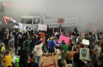 <p>Die Polizei setzt in Phoenix im US-amerikanischen Bundesstaat Arizona Tränengas gegen Demonstranten ein. Trump-Gegner protestierten vor einer Kundgebung im Phoenix Convention Center gegen dessen Positionierung zu rechter Gewalt in den Vereinigten Staaten. (Bild: Matt York/AP/dpa) </p>