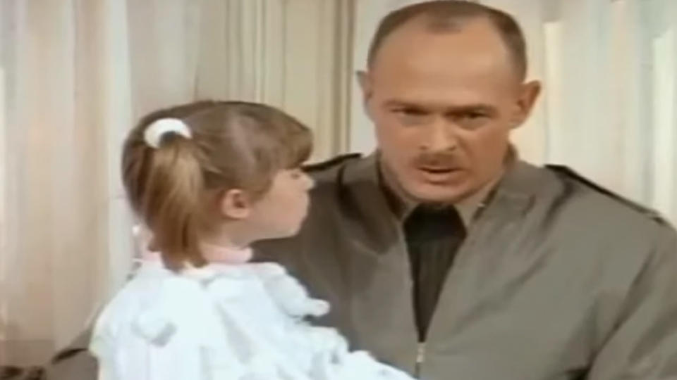 Gerald McRaney and a child co-star in Major Dad