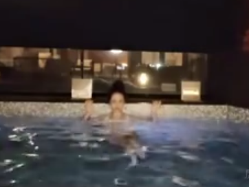 沐瑩瑩在泳池邊直播。（圖／翻攝自微博網紅八卦資訊爆料）
