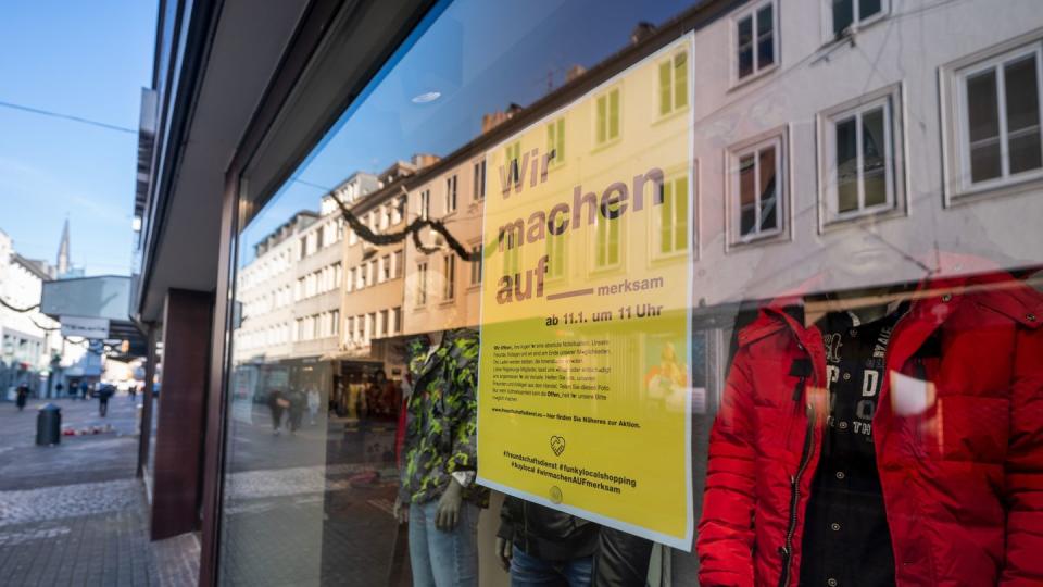 Ein Hinweisschild der Aktion «Wir machen aufmerksam» hängt am Eingang eines Bekleidungsgeschäfts in der Trierer Innenstadt.