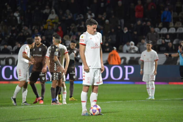 Matías Cóccaro respira hondo antes de ejecutar el penal del triunfo de Huracán sobre Platense; diez minutos pasaron entre el foul del que fue víctima y el gol que cortó la seguidilla estéril del Globo.