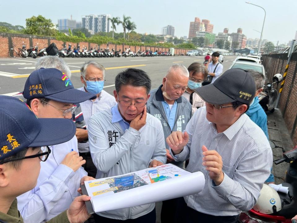 圖：立委許智傑邀集相關單位會勘，盼能有效解決鳳山區建國路一帶積淹水問題。（許智傑團隊提供）