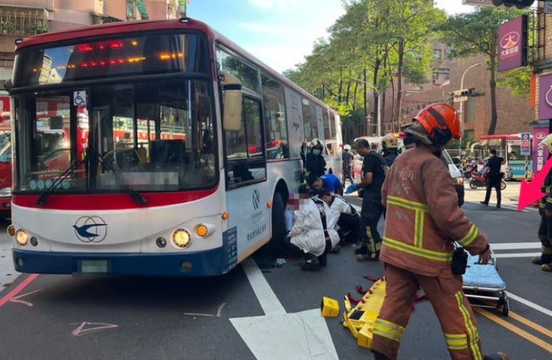 ▲周男自行爬出車外，右手、右腳鮮血如注，坐在公車旁等待救援。（圖／翻攝畫面）