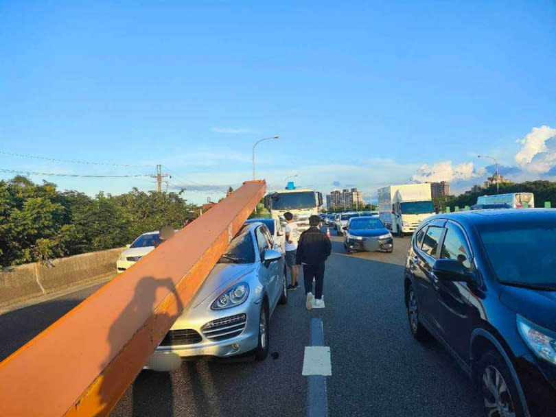 曾男駕駛大貨車急煞，導致車上H型鋼梁往前衝，造成6車追撞事故，其中保時捷遭「泰山壓頂」，所幸車主輕傷無礙。（圖／翻攝照片）