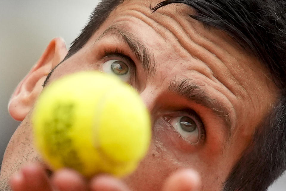 Novak Djokovic saca ante Casper Ruud durante la final del Abierto de Francia, el domingo 11 de junio de 2023, en París. (AP Foto/Christophe Ena)