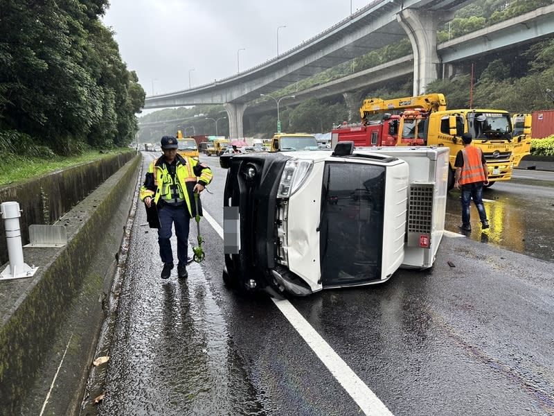 國1林口路段多車追撞（1） 國道1號北上約39.7公里處的林口路段8日中午發生9車 追撞事故，還有車輛遭撞側翻，現場凌亂，警消封閉 部分車道救援，有2人受傷送醫，均無生命危險。 （翻攝照片） 中央社記者王鴻國傳真  113年10月8日 