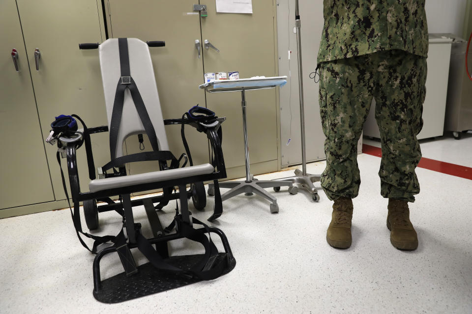 In diesem Stuhl im Gefangenenlager von Guantanamo werden Inhaftierte im Hungerstreik zwangsernährt (Bild: John Moore/Getty Images)