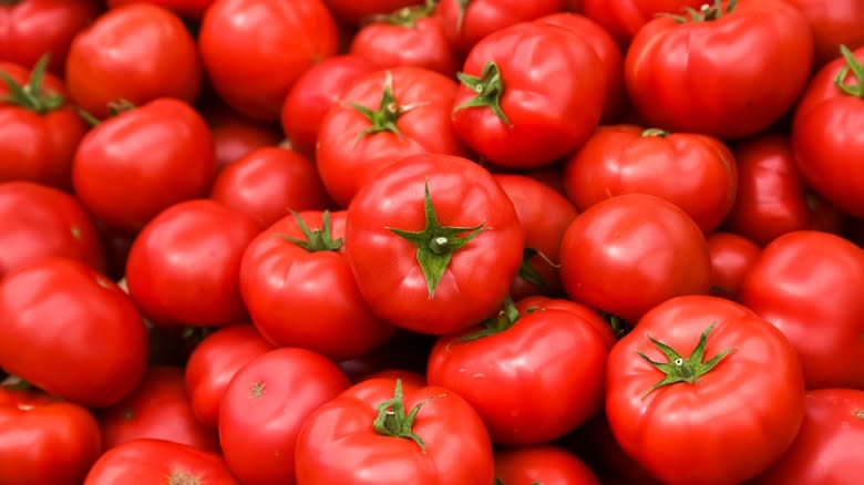 pile ripe tomatoes