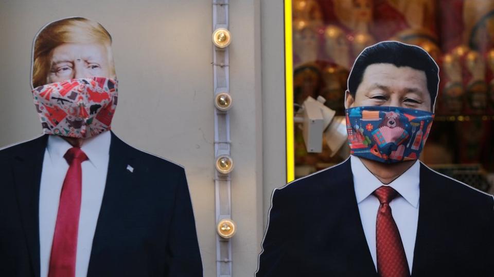 Piezas de cartón con la imagen de Trump y Xi con mascarillas en una tienda de Moscú.