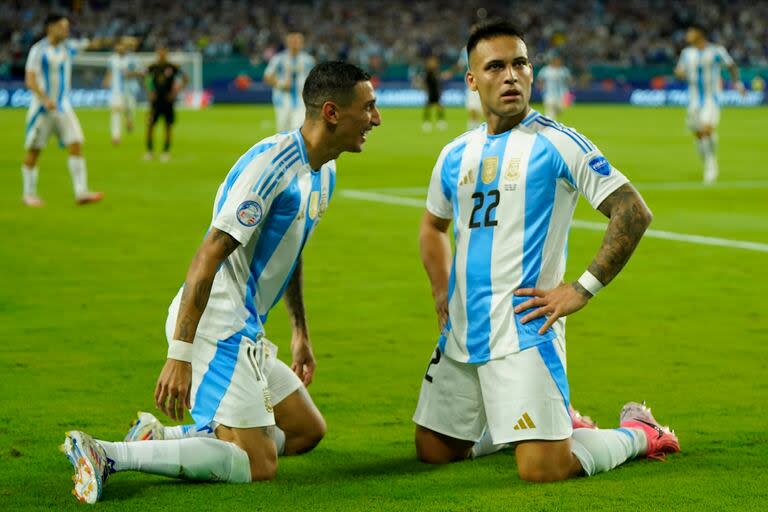 Ángel Di María celebra con Lautaro el primer gol ante Perú