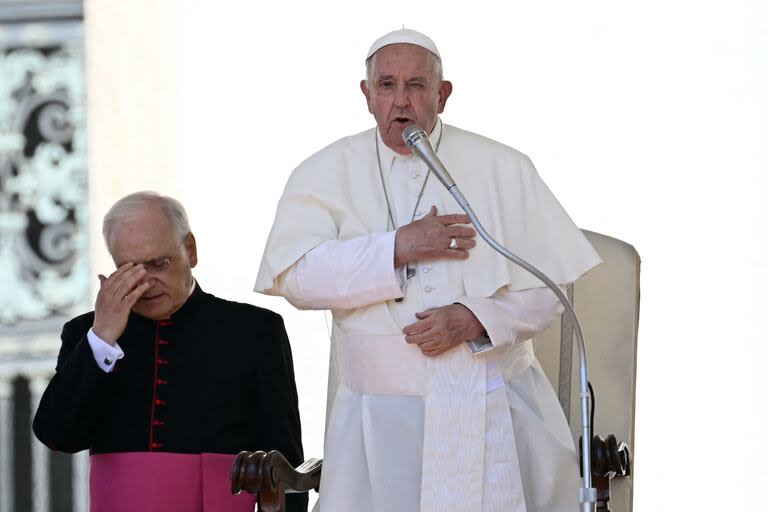 El Papa Francisco hace la señal de la cruz durante la audiencia general semanal el 5 de junio de 2024 en la plaza de San Pedro en el Vaticano