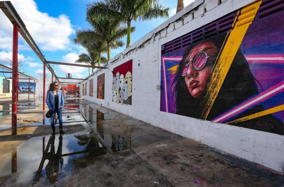 La promotora Avra Jain recorre una galería de murales de artistas de Hialeah pintados en las paredes de un antiguo almacén, cuyo techo se ha retirado para convertirlo en un espacio de música, exposiciones y actuaciones al aire libre.