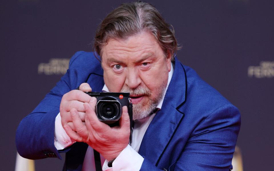 Die Leica ist eine Leidenschaft des Schauspielers Armin Rohde (beim Deutschen Fernsehpreis 2022 in Köln). Ansonsten macht er sich wenig aus materiellen Dingen, sagt er im Interview über Weihnachten: "Alle kaufen Zeug, das sie nicht brauchen, mit Geld, das sie nicht haben, um Leute zu beeindrucken, die sie nicht mögen. Darauf kann ich verzichten." (Bild: 2022 Getty Images/Andreas Rentz)