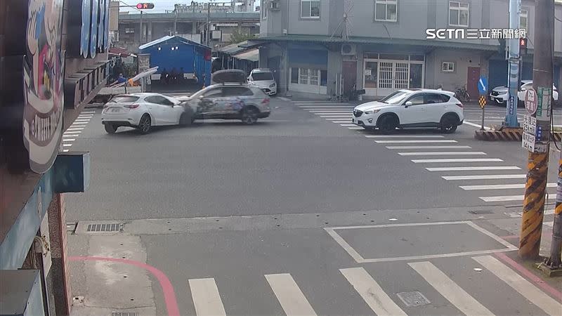 白色轎車（左1）迴轉時，遭無照的許姓女子所駕駛的灰色休旅車（中）攔腰撞上。