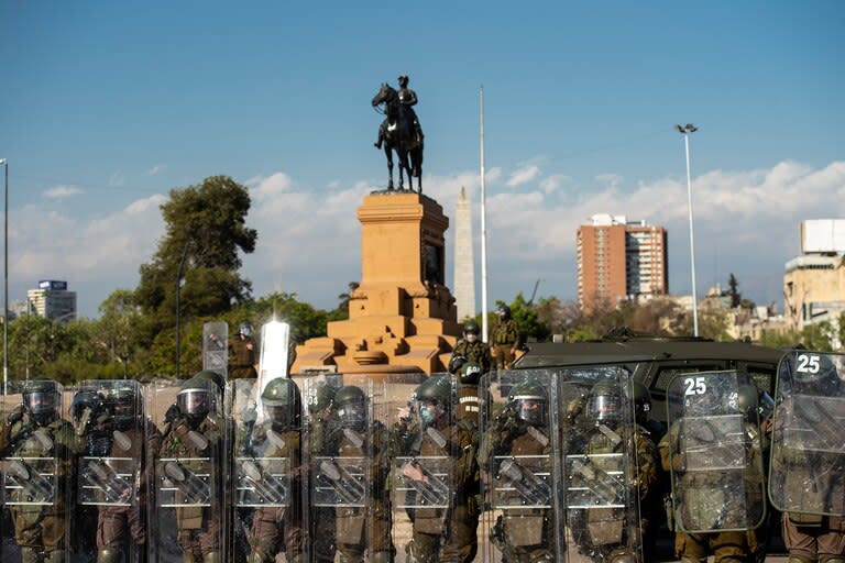 Policías antidisturbios chilenos montan guardia durante las protestas en los alrededores de Plaza Italia, epicentro de las protestas, en Santiago el 2 de octubre de 2020