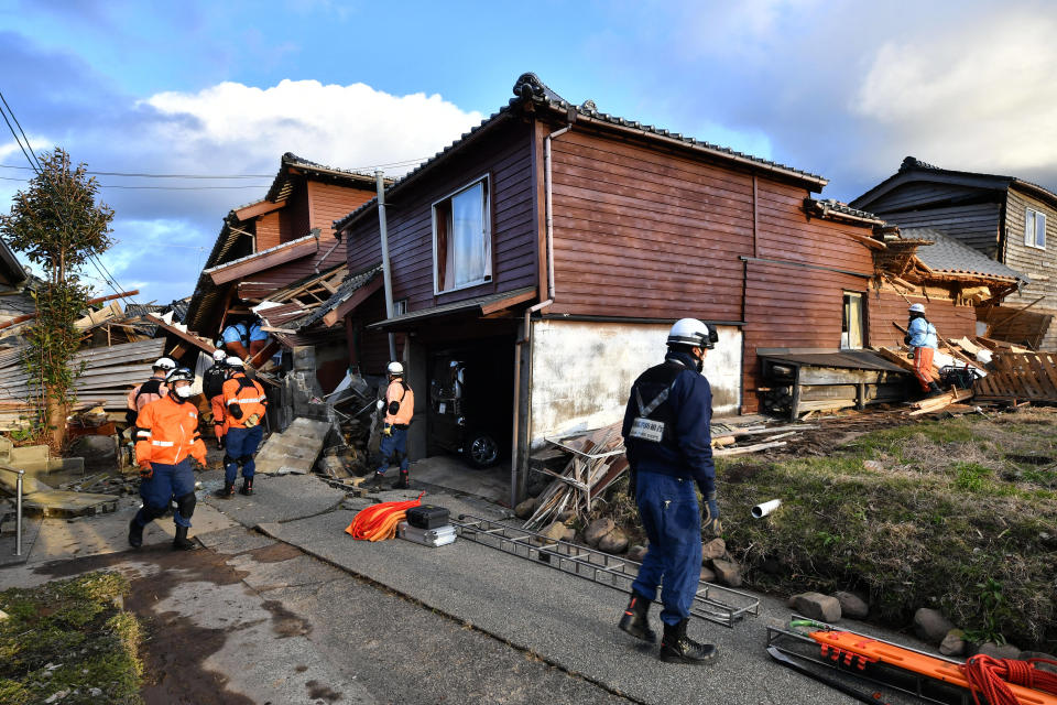 Des pompiers à Wajima, où des maisons de bois se sont effondrées pendant le tremblement de terre du 1er janvier 2024.