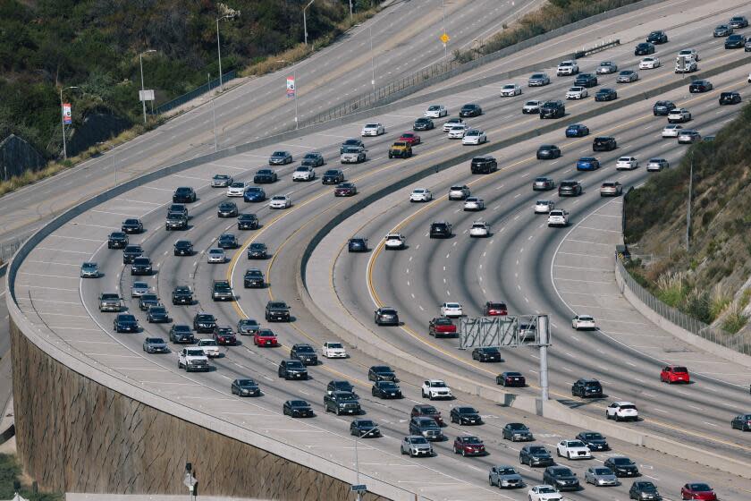 Los Angeles, CA - November 26: Holiday traffic building up along the 405 freeway on Sunday, Nov. 26, 2023 in Los Angeles, CA. (Dania Maxwell / Los Angeles Times)