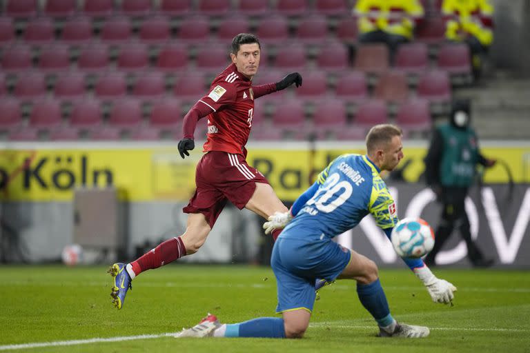 COLOGNE, GERMANY - JANUARY 15: Robert Lewandowski of Bayern Muenchen scores his team's third goal during the Bundesliga match between 1. FC Köln and FC Bayern München at RheinEnergieStadion on January 15, 2022 in Cologne, Germany. (Photo by Alex Gottschalk/DeFodi Images via Getty Images)